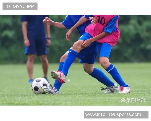 精彩踢足球图片大全展示足球运动的魅力与激情，感受每一次进球的欢愉与团队的默契